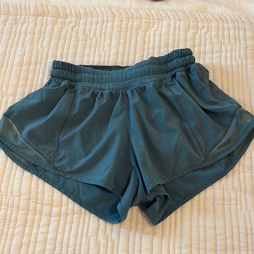 Lululemon hotty hot 2.5 inch shorts